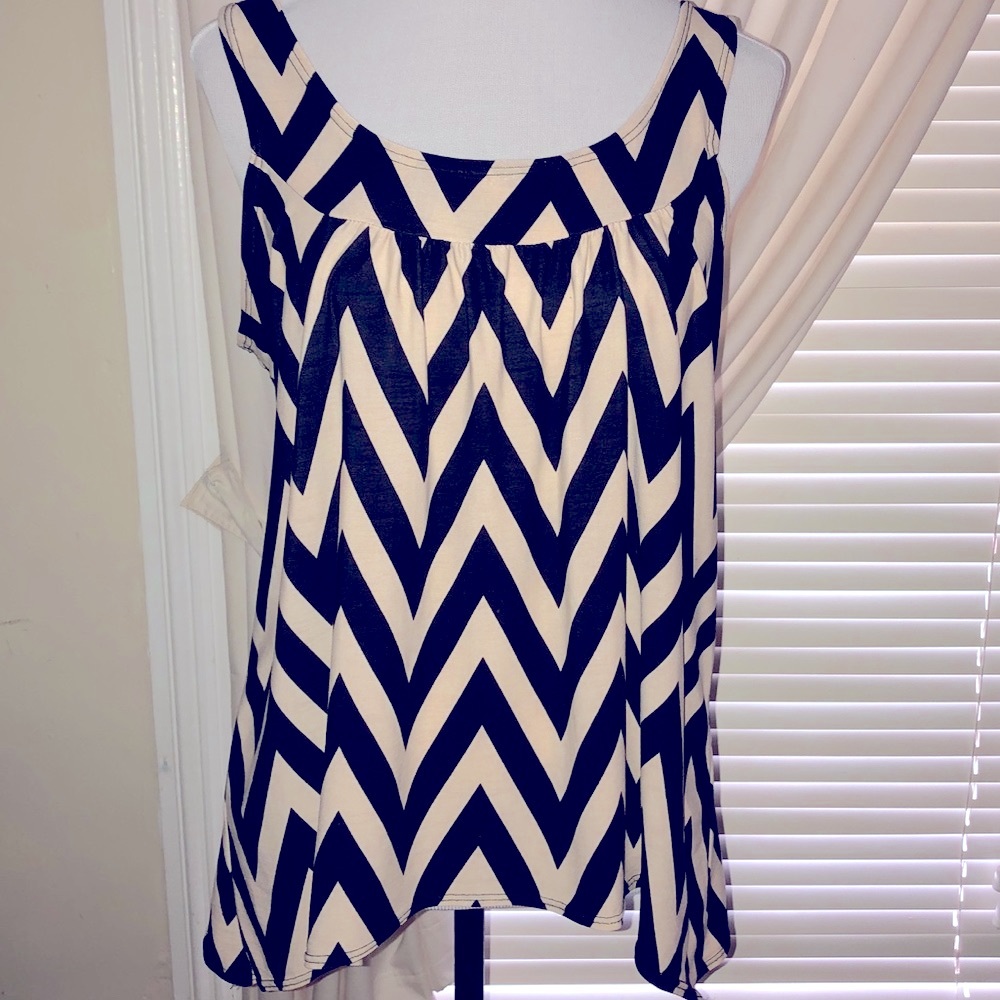 Black & Beige Chevron Stripe Top, Sz Lg
